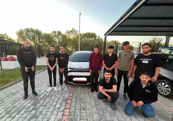 Tekirdağ’ın Ergene ilçesinde sürücünün ‘Dur’ ihtarına uymadığı otomobilde, 8 kaçak