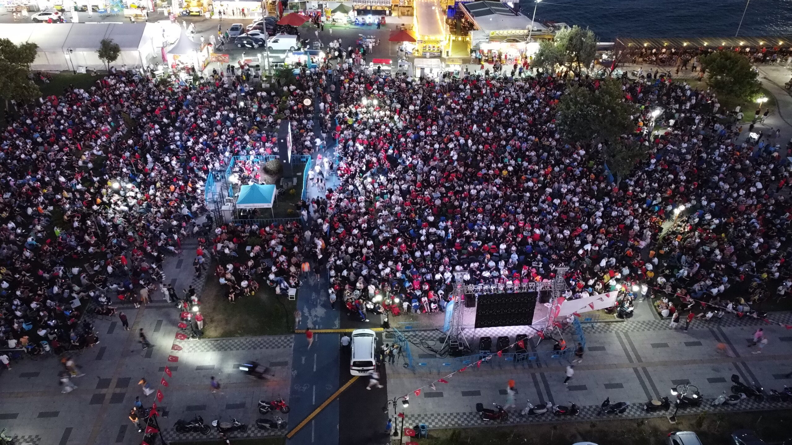 Tekirdağ Büyükşehir Belediyesi, Euro 2004’te Türkiye’nin maçlarının izlenmesi için Süleymanpaşa,