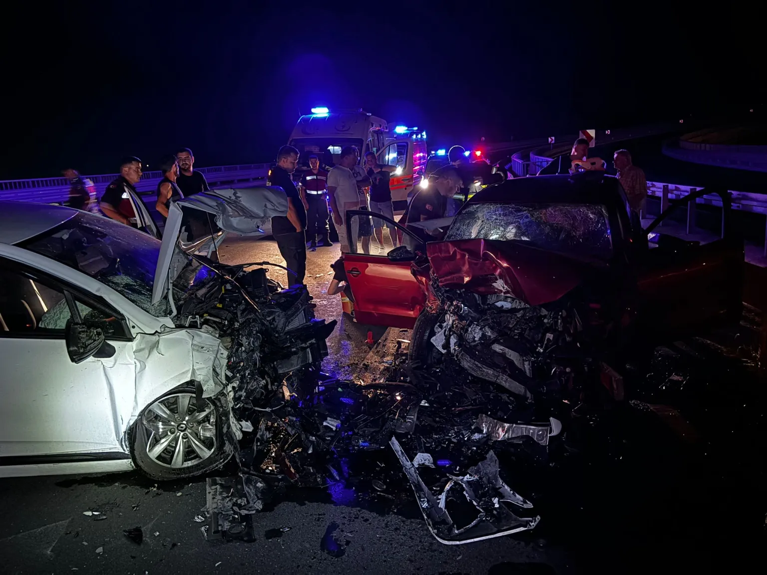 Ters Yöne Giren Araç 2 Genci Hayattan Kopardı Tekirdağ’ın Süleymanpaşa ilçesinde ters yöne giren bir otomobilin gençlerin içinde