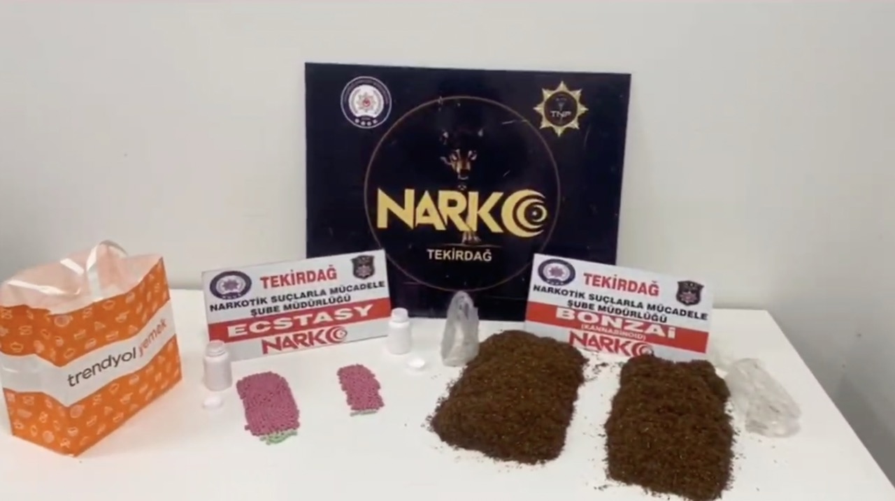 Tekirdağ’da polis ekipleri tarafından düzenlenen uyuşturucu operasyonunda bonzai ve hap