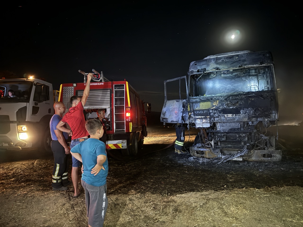 Tekirdağ’ın Süleymanpaşa ilçesine bağlı Yuva mahallesinde çıkan yangında bir tır