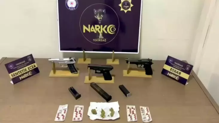 Tekirdağ'ın Çorlu ilçesinde evlerinde uyuşturucu ve ruhsatsız 3 tabanca ele