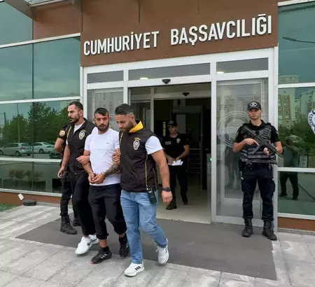 Tekirdağ'ın Çorlu ilçesinde Emirhan Gözlek'i (18) öldüren E.G.'yi (15) azmettirdiği