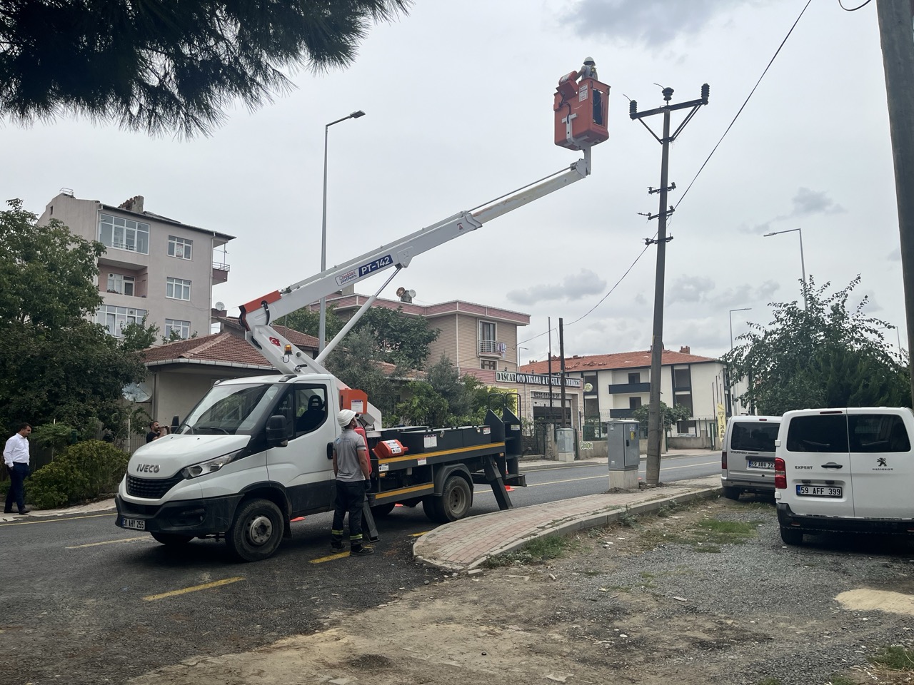 TREDAŞ’ın elektrik direklerini yer altına alma çalışmaları, direkte yuva yapan