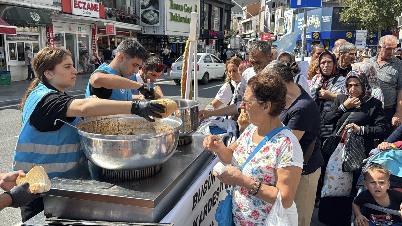 Diyarbakır’da Öldürülen Narin’in Hayrına Kavurma Dağıttılar Süleymanpaşa Ülkü Ocakları İlçe Başkanlığı, Diyarbakır’da canice öldürülen Narin Bebeğin