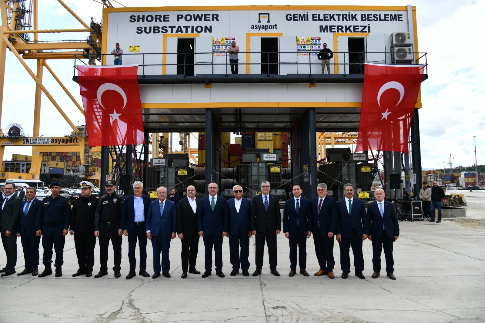 Tekirdağ'ın Asyaport Limanı'nda, limana yanaşan gemilerin enerji ihtiyaçlarını elektrikle karşılayarak
