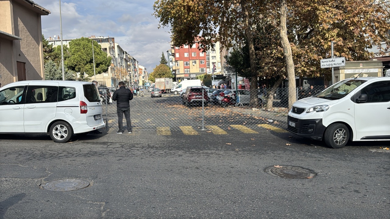 Tekirdağ’ın Süleymanpaşa ilçesinde bir vatandaş tapulu yeri olan yolu tel