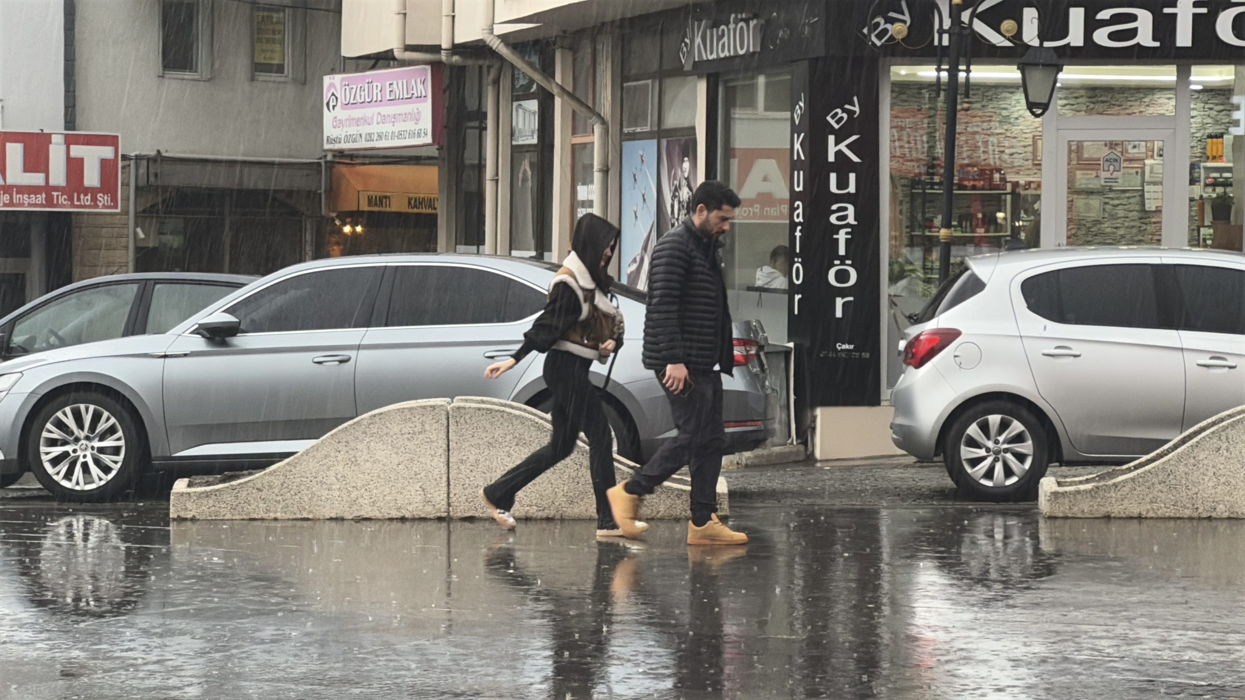 Meteoroloji Genel Müdürlüğü'nün şiddetli yağış ve fırtına uyarısının ardından Tekirdağ'da sağanak ve rüzgar etkili oldu.