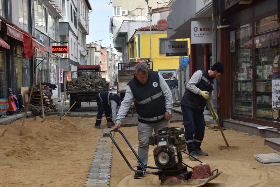 Şarköy Belediyesi kilit parke taş bakım onarım çalışmalarını aralıksız sürdürüyor.