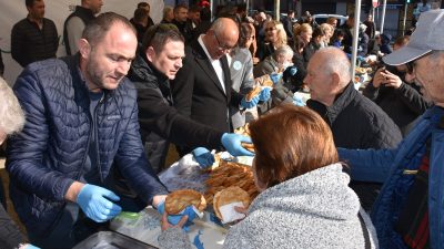 Süleymanpaşa Belediyesi, Miraç Kandili dolayısıyla düzenlediği etkinlikle Köprübaşı Mevkii'nde vatandaşlara