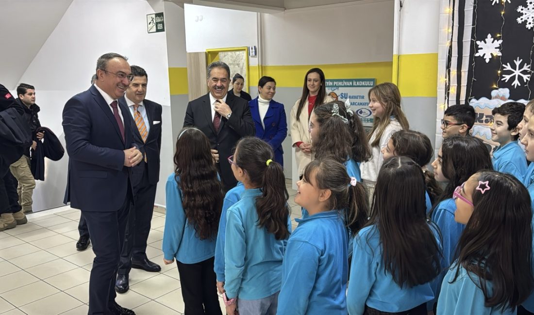 Tekirdağ’ın Süleymanpaşa ilçesinde düzenlenen karne töreninde öğrenciler ve aileleri büyük