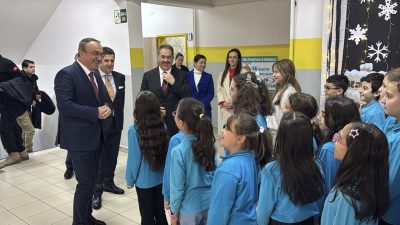 Tekirdağ’ın Süleymanpaşa ilçesinde düzenlenen karne töreninde öğrenciler ve aileleri büyük