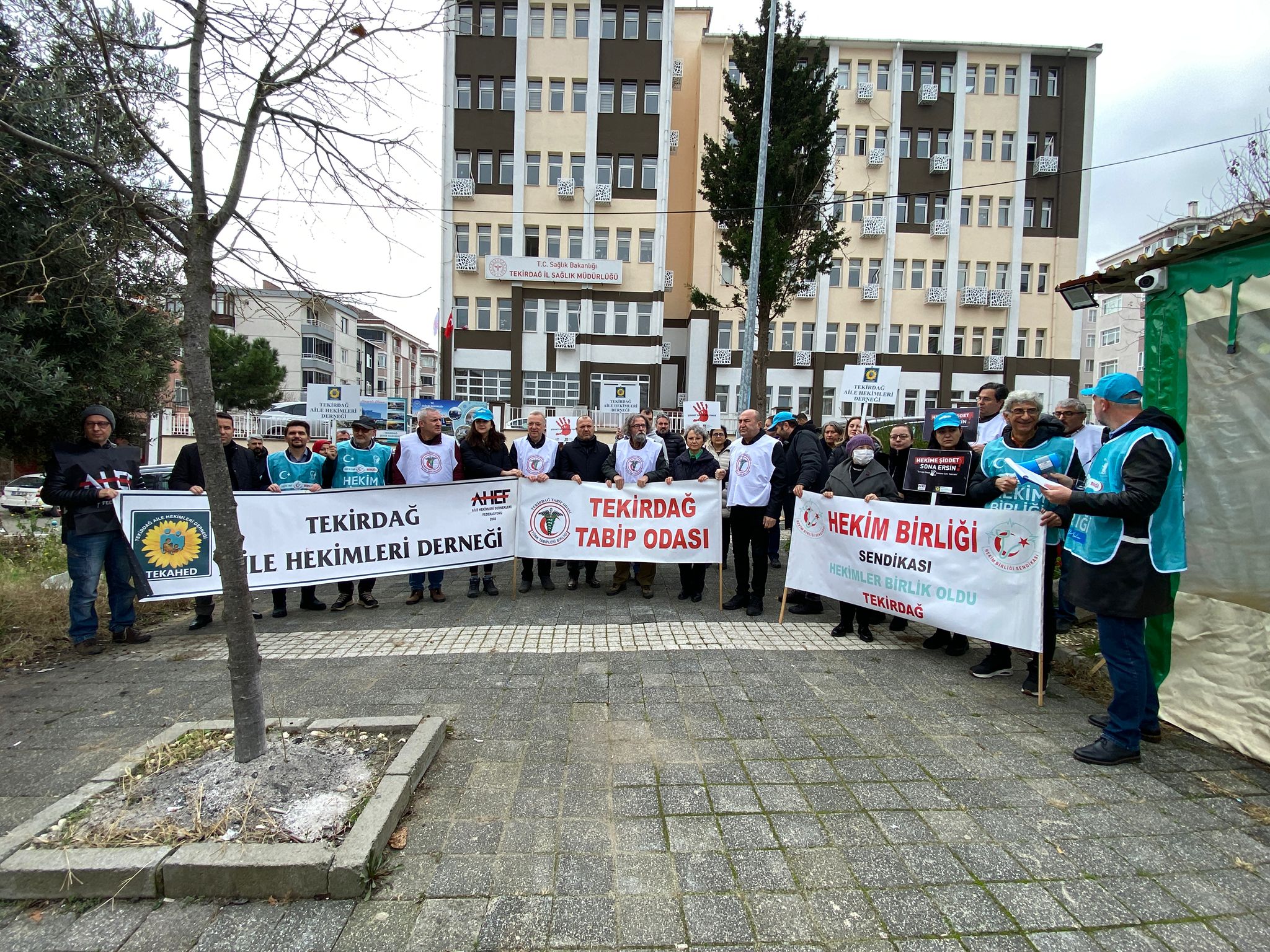 Aile Hekimleri Tepki Gösterdi ‘Biz Esnaf Değiliz!’ Tekirdağ’da taleplerini dile getiren aile hekimleri, “Aile sağlığı merkezinin finansmanı