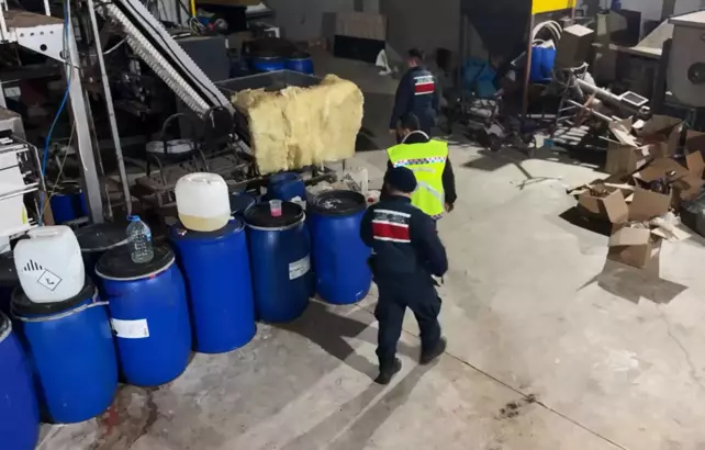 Tekirdağ’da Sahte Deterjan İmalathanesine Operasyon Tekirdağ’ın Kapaklı ilçesinde jandarmanın düzenlediği baskında sahte deterjan imalathanesi ortaya