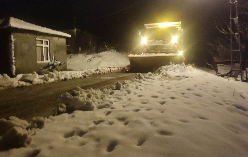 Süleymanpaşa Belediyesi’nden Kar Mesaisi Süleymanpaşa Belediyesi, ilçenin yüksek yerlerinde şiddetini arttıran kar yağışına karşı