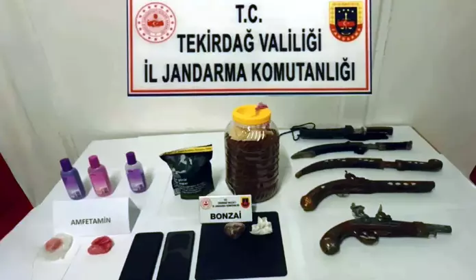 Şarköy’de Uyuşturucu Operasyonunda 3 Gözaltı Tekirdağ’ın Şarköy ilçesinde jandarmanın düzenlediği operasyonda uyuşturucu ele geçirildi, 3