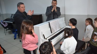 Süleymanpaşa Belediye Başkanı Volkan Nallar, Süleymanpaşa Belediye Konservatuvarında eğitim gören