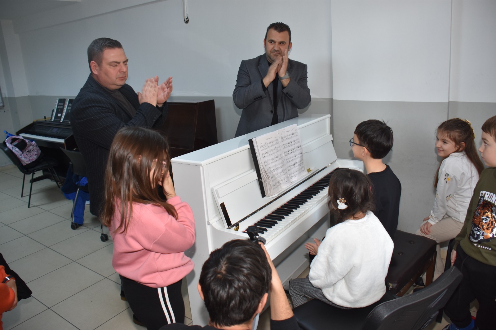 Süleymanpaşa Belediye Başkanı Volkan Nallar, Süleymanpaşa Belediye Konservatuvarında eğitim gören