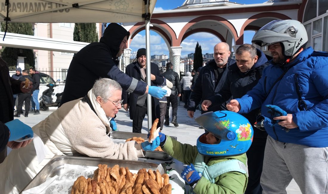 Süleymanpaşa Belediyesi, geleneksel hale getirdiği Cuma Namazı sonrası lokma ikramlarını