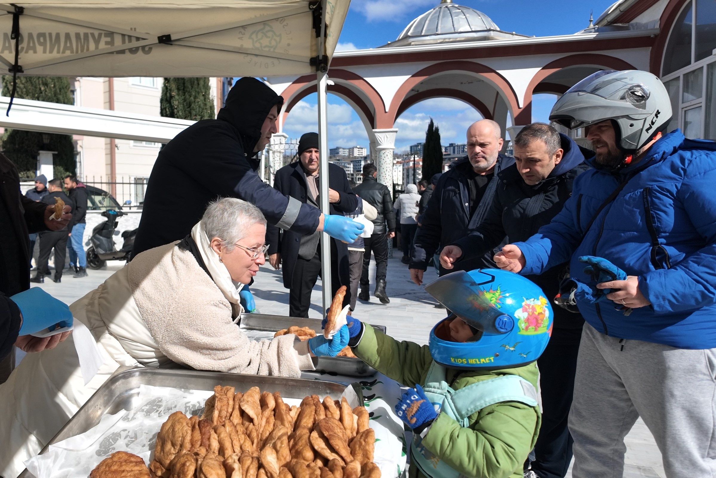 Süleymanpaşa Belediyesi, geleneksel hale getirdiği Cuma Namazı sonrası lokma ikramlarını