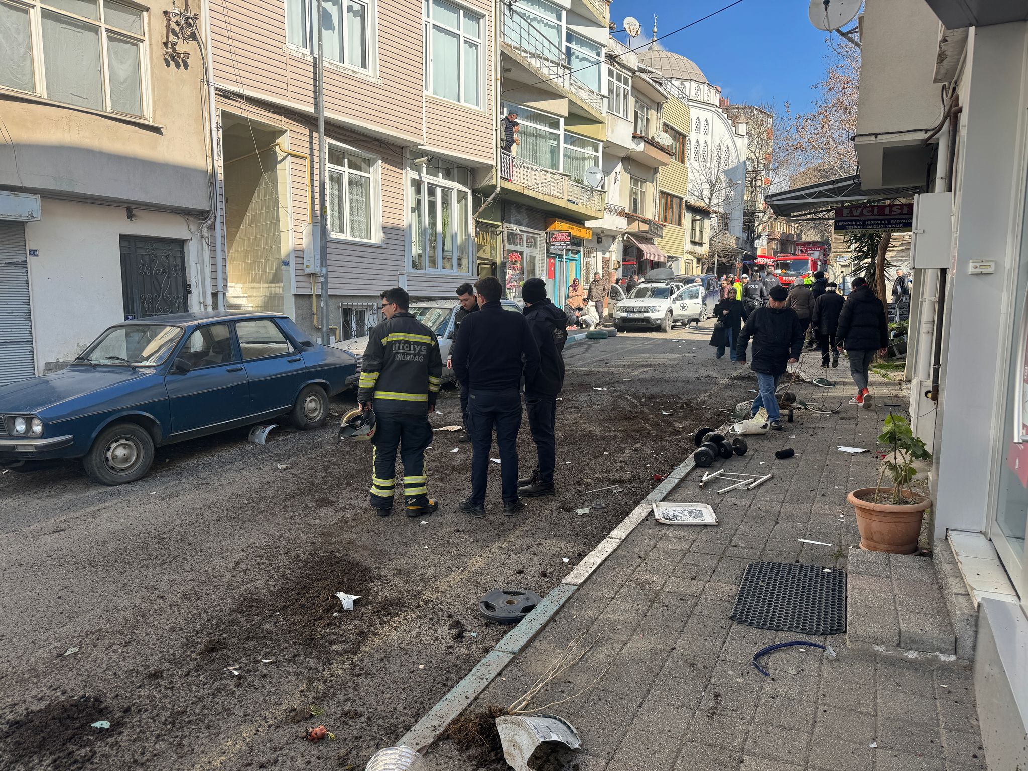 Tekirdağ’ın Süleymanpaşa ilçesinde bir vatandaş sinir krizi geçirdi, evinin balkonundan