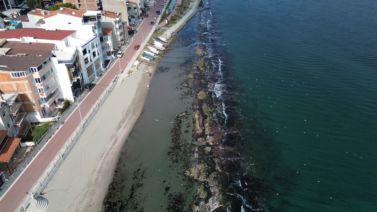 Tekirdağ’ın Süleymanpaşa ilçesi kıyılarında deniz 10 metre çekildi. Tarihi Kral