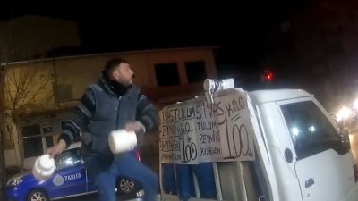 Tekirdağ’ın Süleymanpaşa ilçesinde cadde üzerinde peynir satan seyyar esnaf ile