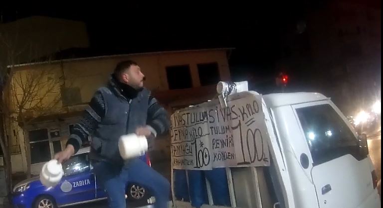 Tekirdağ’ın Süleymanpaşa ilçesinde cadde üzerinde peynir satan seyyar esnaf ile