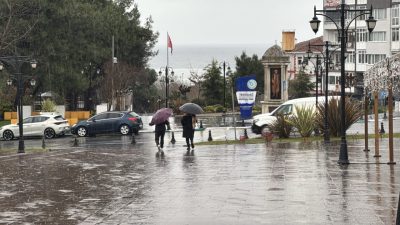 Meteoroloji Genel Müdürlüğü'nün şiddetli yağış ve fırtına uyarısının ardından Tekirdağ'da sağanak yağış etkili