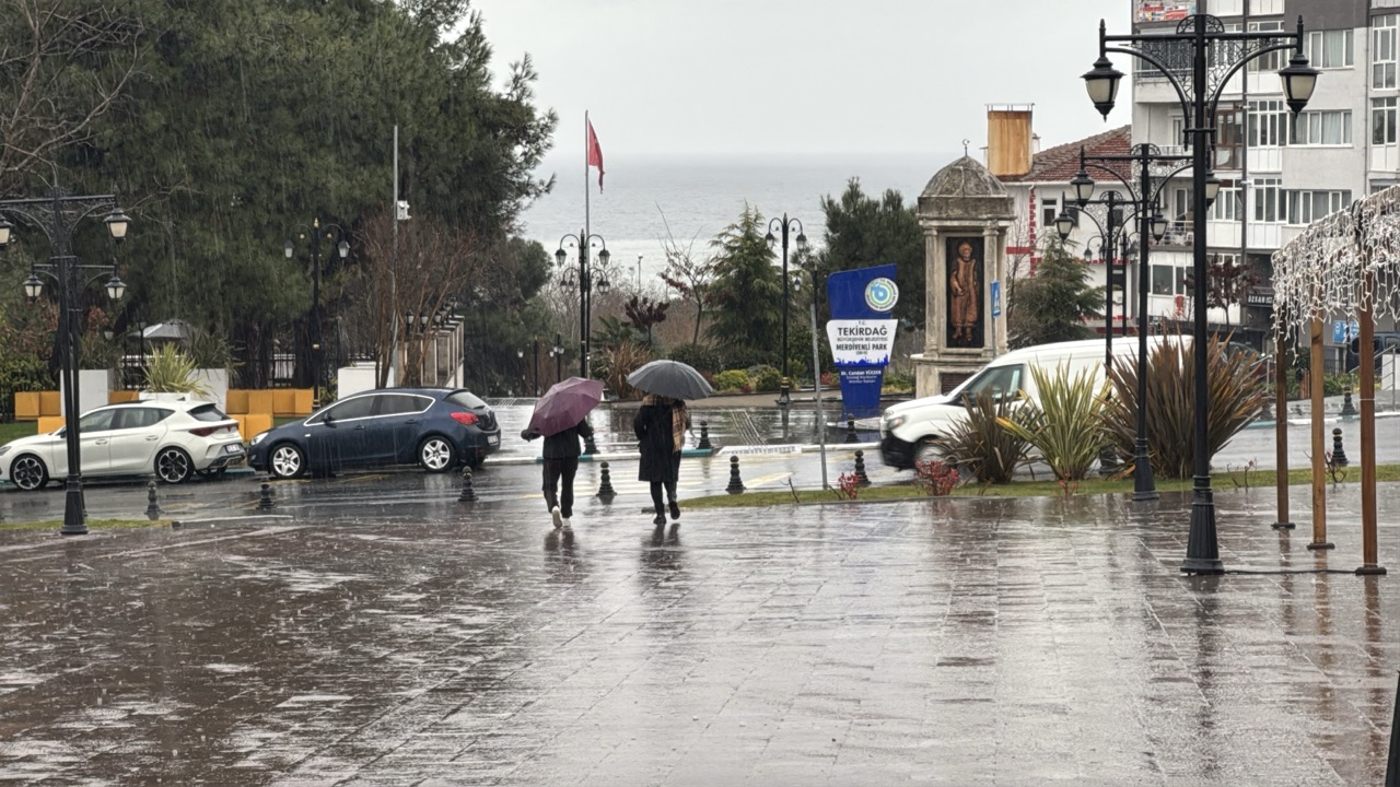Meteoroloji Genel Müdürlüğü'nün şiddetli yağış ve fırtına uyarısının ardından Tekirdağ'da sağanak yağış etkili
