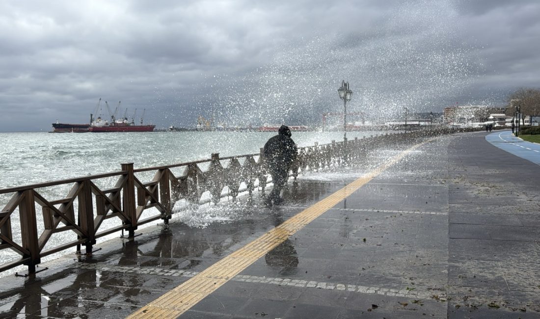 Tekirdağ’da Poyraz Deniz Ulaşımını Olumsuz Etkiledi Marmara Denizi'nde etkili olan poyraz ve şiddetli rüzgar nedeniyle balıkçılar denize açılamadı, gemiler