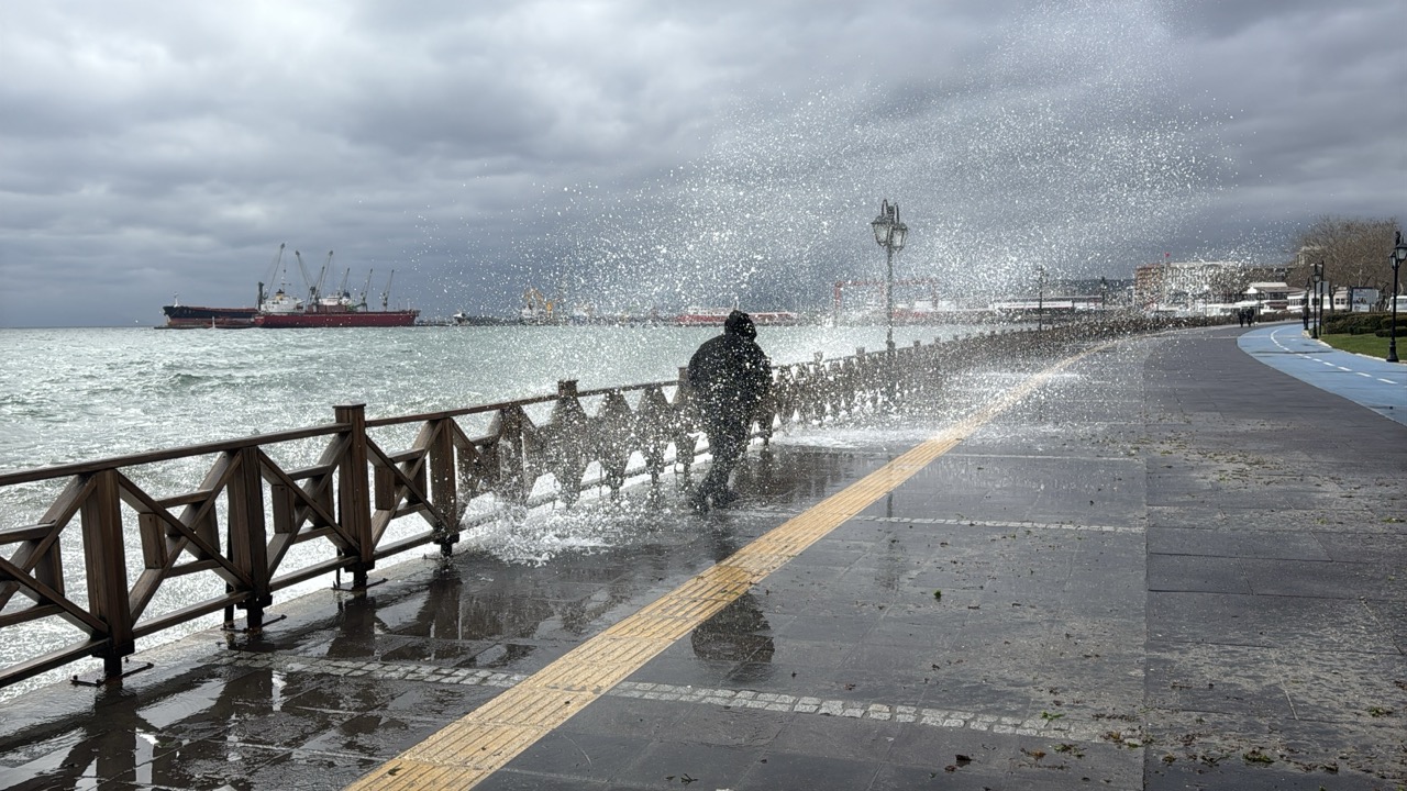Marmara Denizi'nde etkili olan poyraz ve şiddetli rüzgar nedeniyle balıkçılar denize açılamadı, gemiler