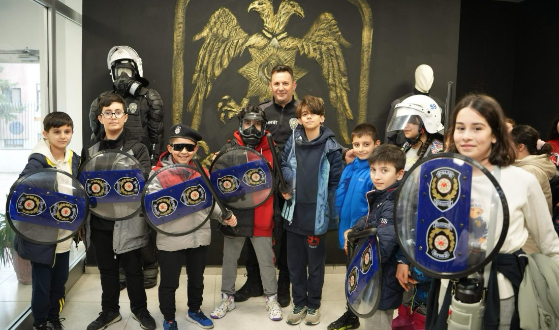 Tekirdağ Emniyet Müdürlüğü ekipleri, ilkokul öğrencileriyle bir araya geldi.