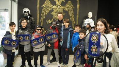 Tekirdağ Emniyet Müdürlüğü ekipleri, ilkokul öğrencileriyle bir araya geldi.