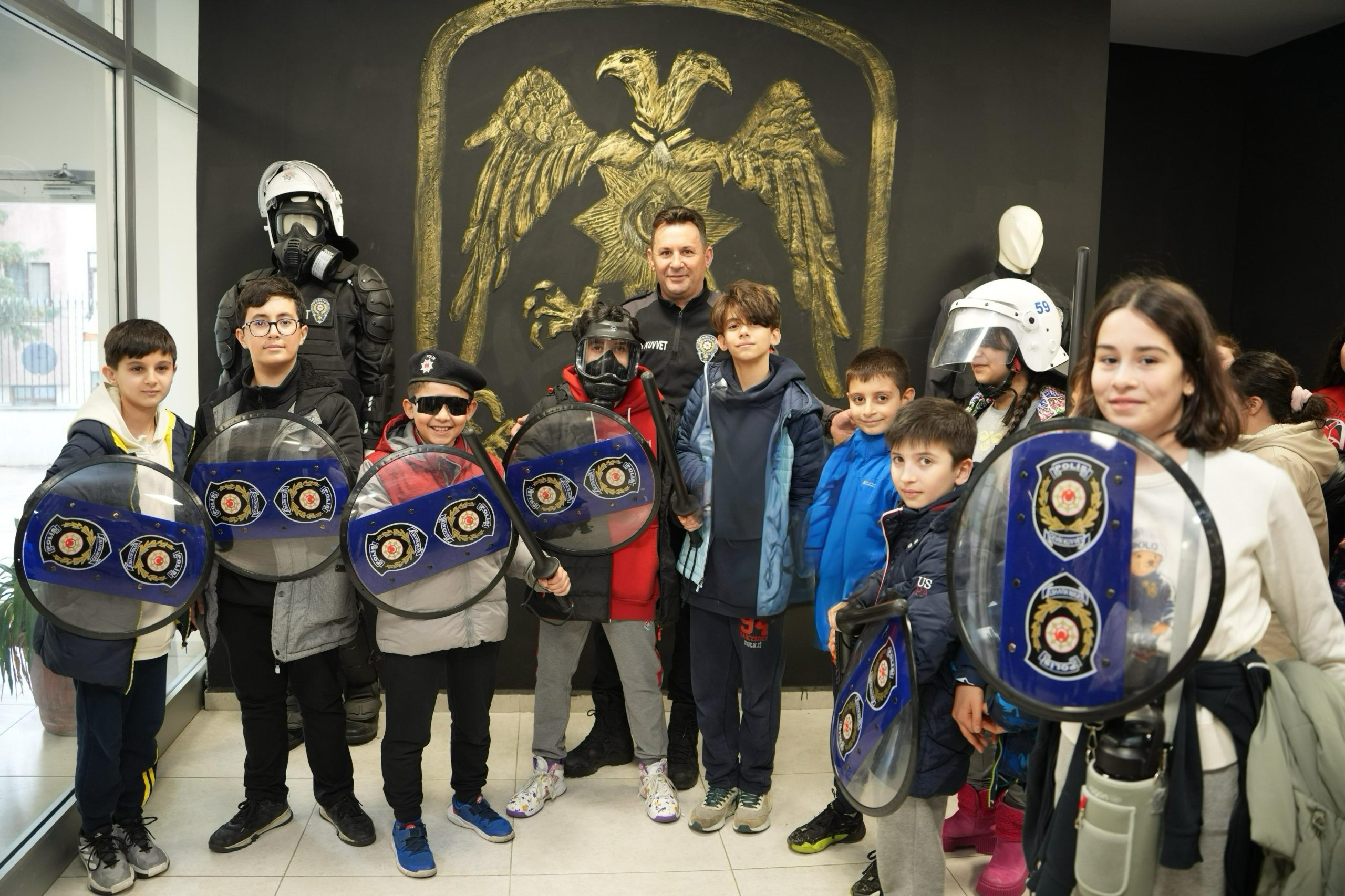 Tekirdağ Emniyet Müdürlüğü ekipleri, ilkokul öğrencileriyle bir araya geldi.