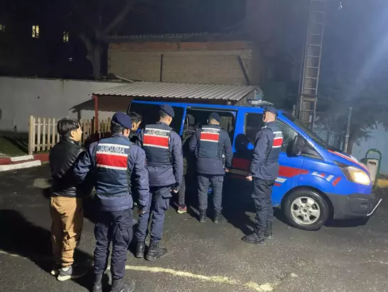Tekirdağ’ın Malkara ilçesinde 3 kaçak göçmen ile 1 organizatör yakalandı.