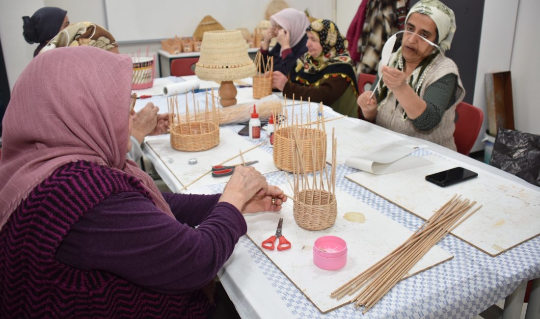 Süleymanpaşa Belediyesi Kış Okulları bünyesinde Sepet Örme Kursu’na katılan kadın