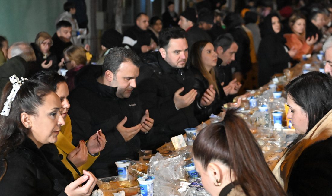 Halk Sofraları Kurulmaya Devam Ediyor Süleymanpaşa Belediyesi tarafından Ramazan ayı boyunca düzenlenen Halk Sofraları Mahalle