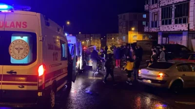 Tekirdağ'ın Çorlu ilçesinde sürücüsünün kontrolünü yitirdiği otomobilin kaldırıma çarptığı kazada