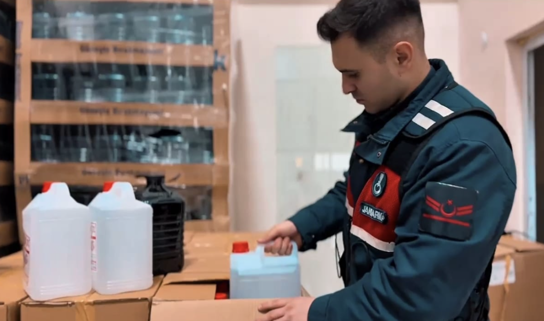 Tekirdağ’da Kaçak Etil Alkol Operasyonu Tekirdağ’ın Çorlu ilçesinde bir iş yerinde yapılan operasyonda, büyük miktarda