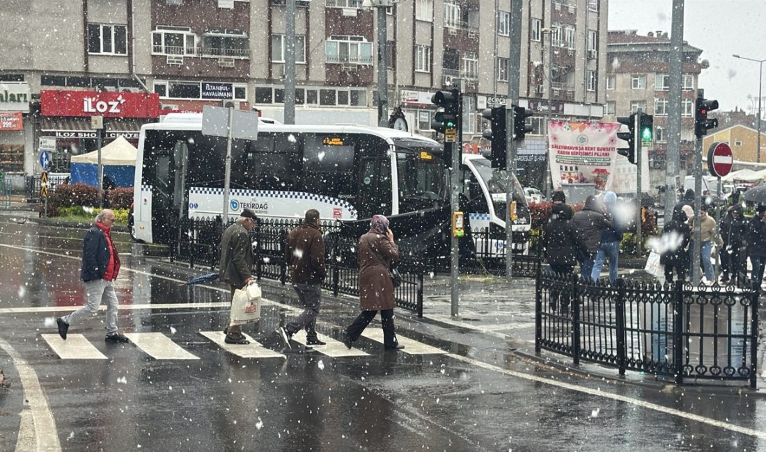 Nisan Ayında Lapa Lapa Kar Yağışı ! Meteoroloji Genel Müdürlüğü’nün uyarıları sonrasında Tekirdağ’ın Süleymanpaşa ilçesinde kar yağışı