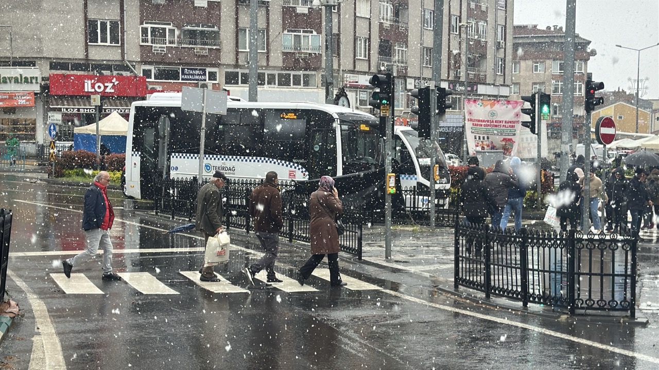 Meteoroloji Genel Müdürlüğü’nün uyarıları sonrasında Tekirdağ’ın Süleymanpaşa ilçesinde kar yağışı