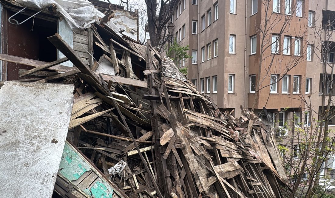 Çiftlikönü Mahallesi’nde 2 Katlı Ahşap Bina Çöktü Tekirdağ’ın Süleymanpaşa ilçesinde 2 katlı ahşap bina çöktü