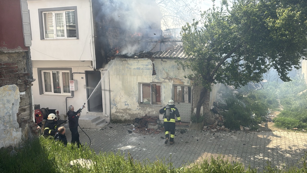 Tekirdağ’ın Süleymanpaşa ilçesine bağlı Çiftlikönü mahallesi’nde metruk bir binada yangın