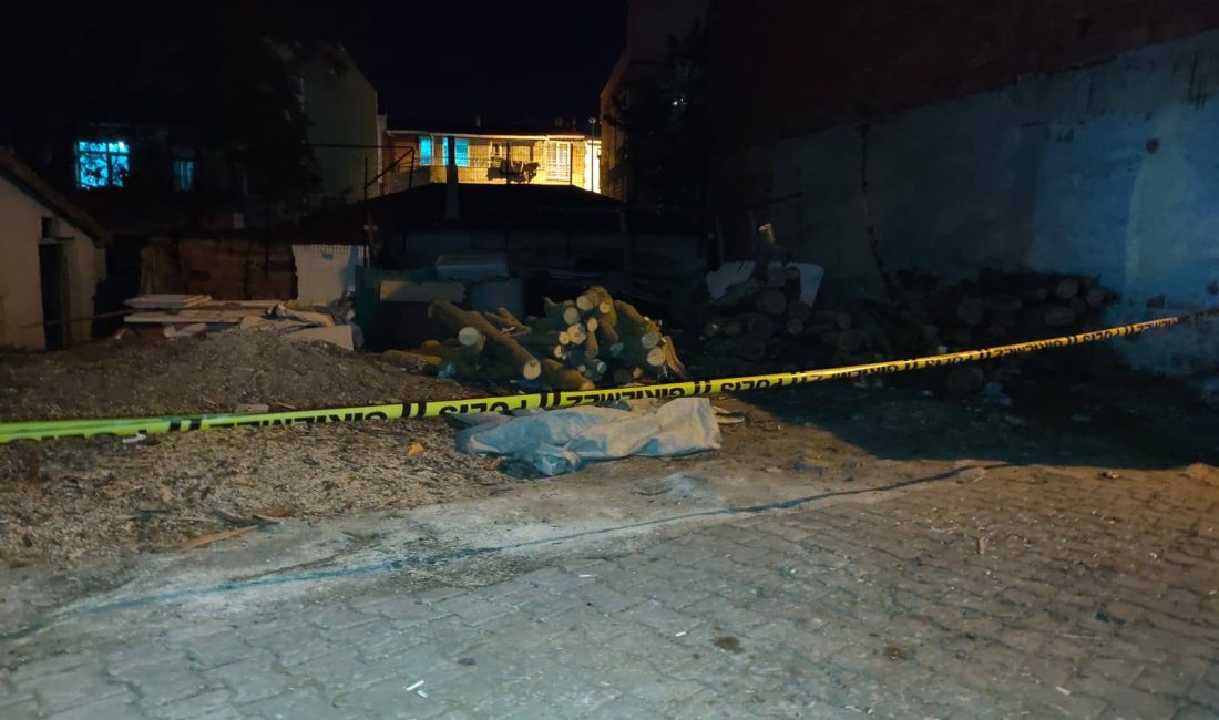 Yardıma Çağırdığı Kadını Boğazından Bıçakladı Tekirdağ'da İ.Ş. (14), çamaşır makinesini çalıştıramadığı gerekçesiyle yardıma çağırdığı komşusu