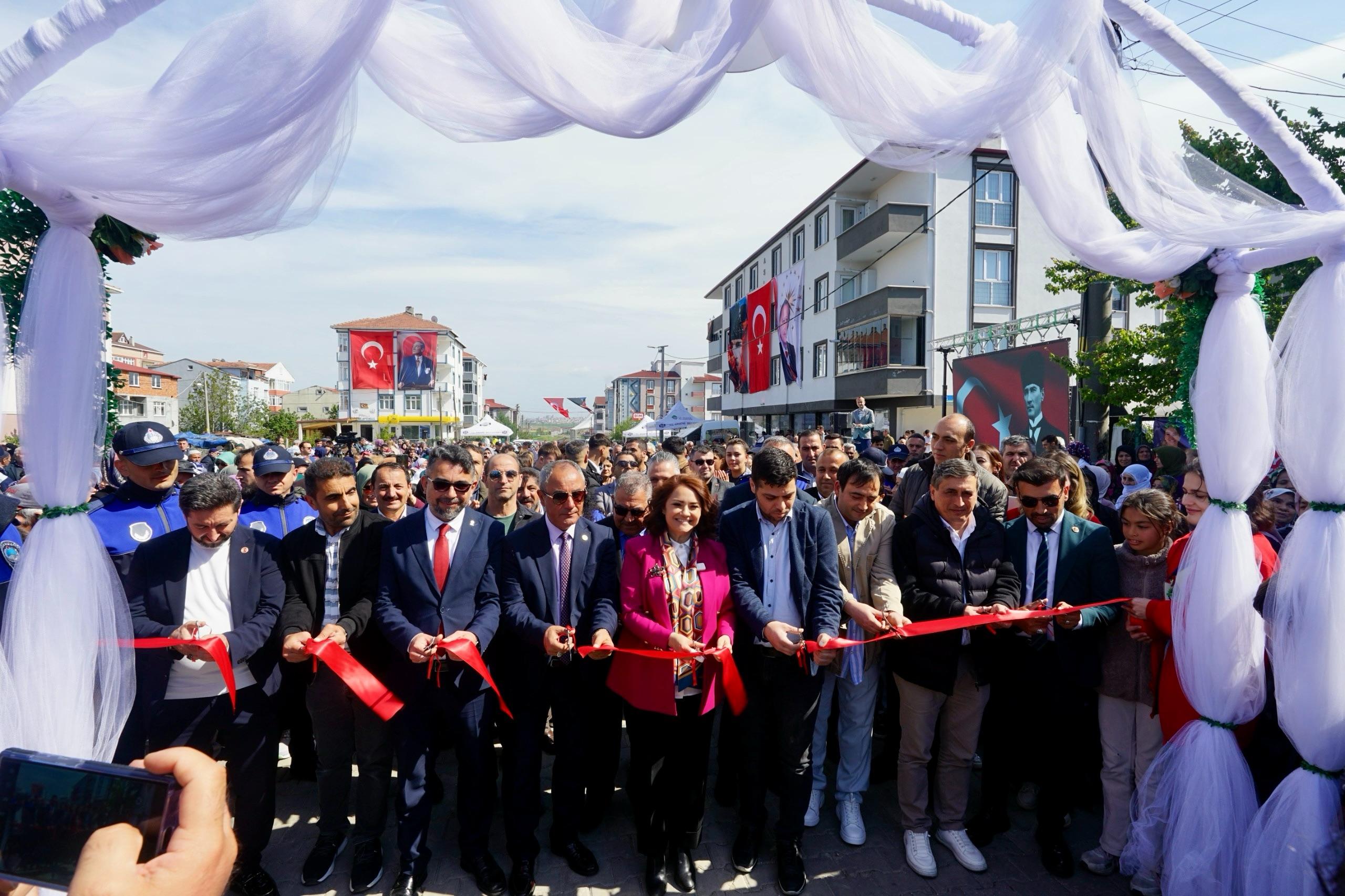 Tekirdağ’ın Ergene ilçesinde Cumhuriyet Mahallesi halk pazarı, düzenlenen törenle resmen