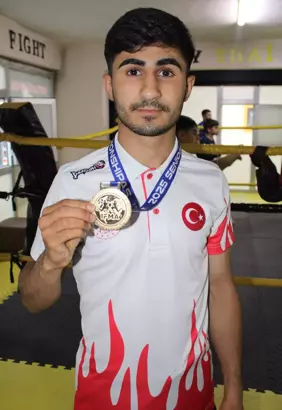 Tekirdağ'ın Çerkezköy ilçesinde milli muay thai sporcusu Cihan Doğu (19),