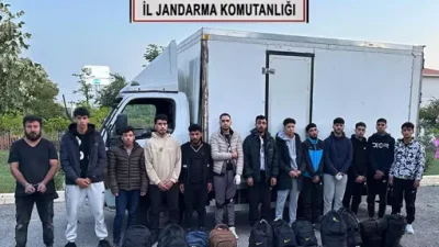 Tekirdağ'ın Ergene ilçesinde 13 kaçak göçmen ile 1 organizatör yakalandı.