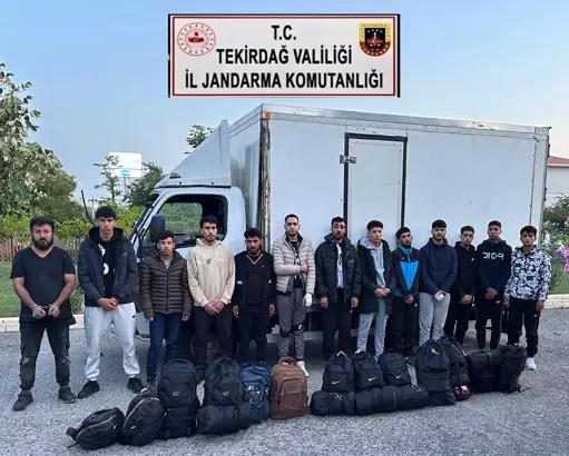 Tekirdağ'ın Ergene ilçesinde 13 kaçak göçmen ile 1 organizatör yakalandı.
