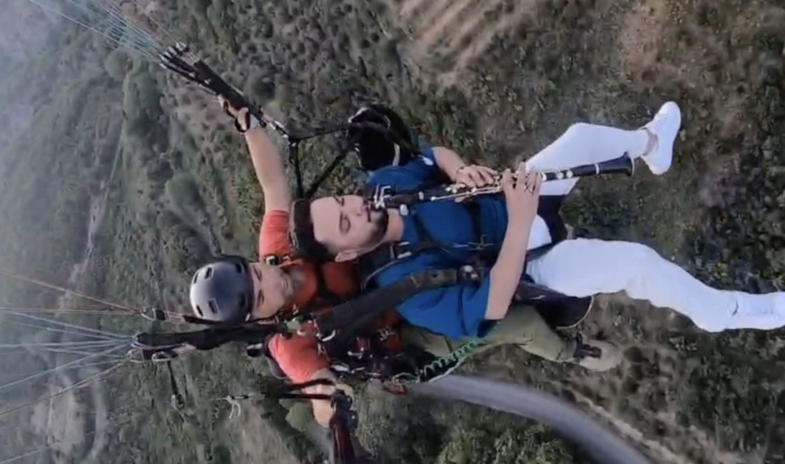 Gökyüzünde Klarnetli Konser Tekirdağ’ın Şarköy ilçesine bağlı Uçmakdere semalarında gerçekleştirilen yamaç paraşütü uçuşu,